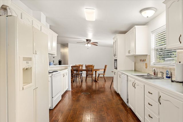 5823 Parkside Court, Granbury, TX 76048