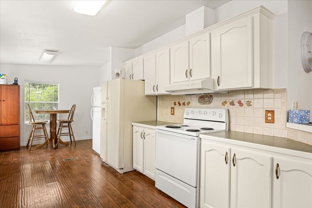 5823 Parkside Court, Granbury, TX 76048