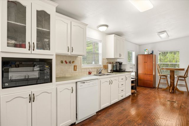 5823 Parkside Court, Granbury, TX 76048