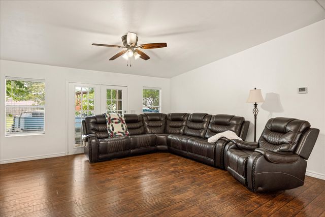 5823 Parkside Court, Granbury, TX 76048