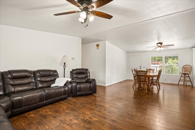 5823 Parkside Court, Granbury, TX 76048