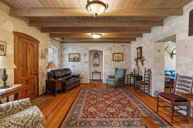 544 Alfred Henke Road, Fredericksburg, TX 78624