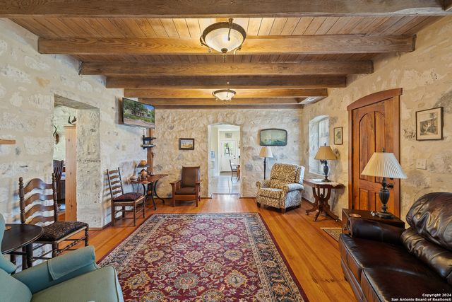 544 Alfred Henke Road, Fredericksburg, TX 78624