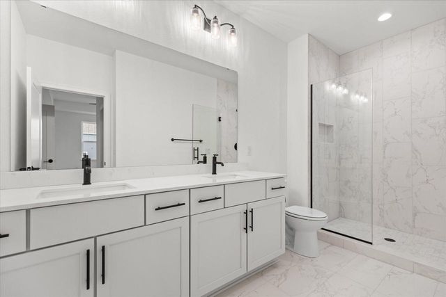 1746 Whalen DRIVE, Oconomowoc, WI 53066