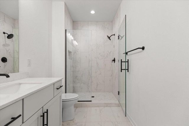 1746 Whalen DRIVE, Oconomowoc, WI 53066