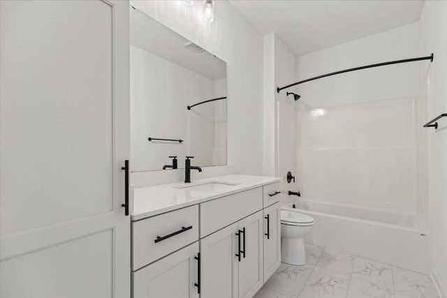 1746 Whalen DRIVE, Oconomowoc, WI 53066