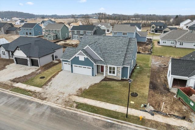 1746 Whalen DRIVE, Oconomowoc, WI 53066