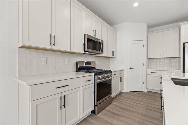 1746 Whalen DRIVE, Oconomowoc, WI 53066