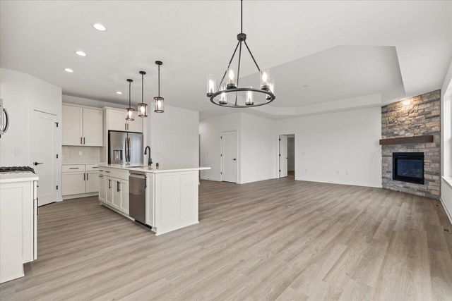 1746 Whalen DRIVE, Oconomowoc, WI 53066