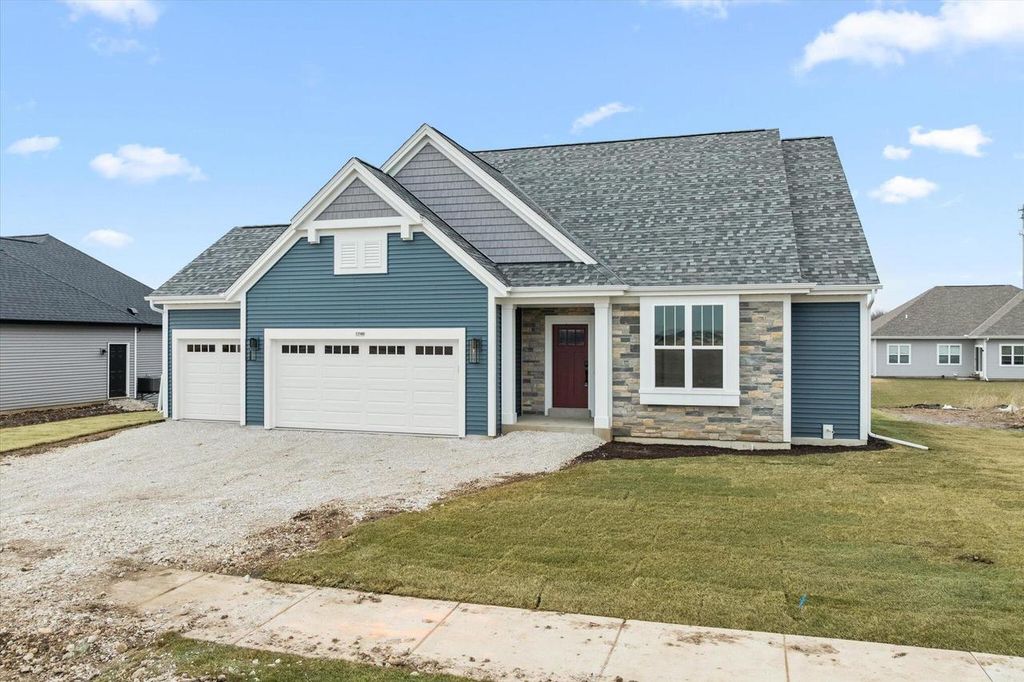 1746 Whalen DRIVE, Oconomowoc, WI 53066