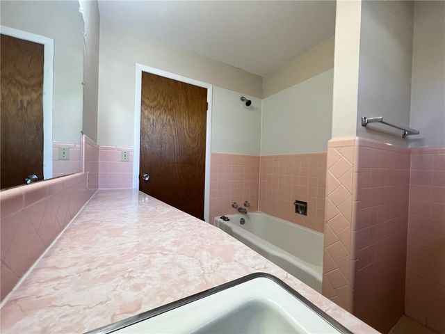 1910 N Greenvalley Avenue, Fayetteville, AR 72703