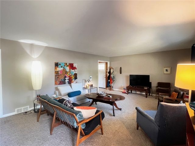 1910 N Greenvalley Avenue, Fayetteville, AR 72703