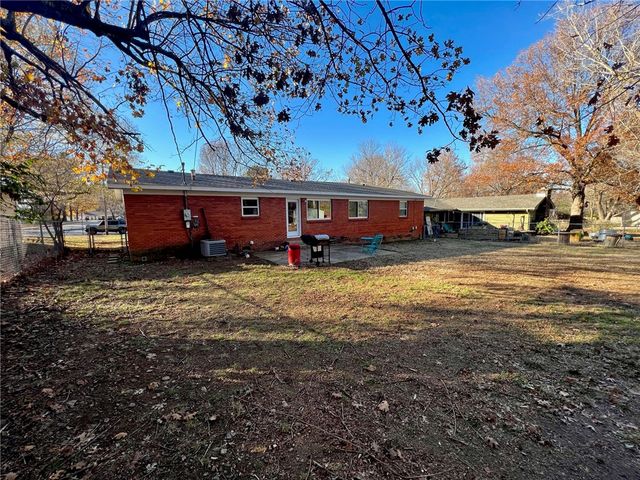 1910 N Greenvalley Avenue, Fayetteville, AR 72703