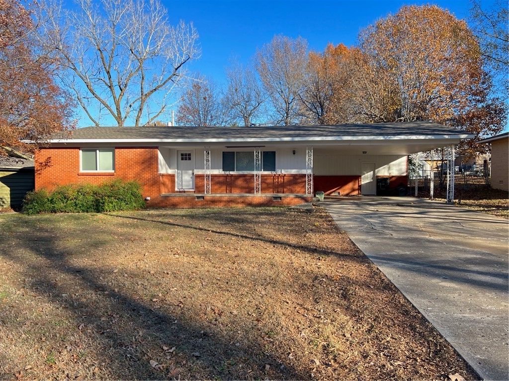 1910 N Greenvalley Avenue, Fayetteville, AR 72703