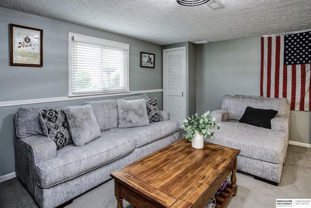 4211 N 94th Street, Omaha, NE 68134