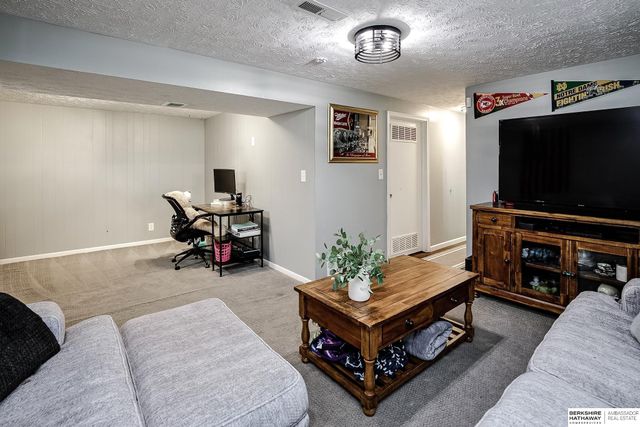 4211 N 94th Street, Omaha, NE 68134