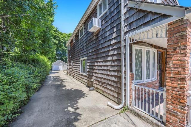 29 Pearsall Street, Babylon, NY 11702