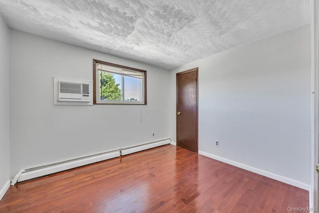 29 Pearsall Street, Babylon, NY 11702