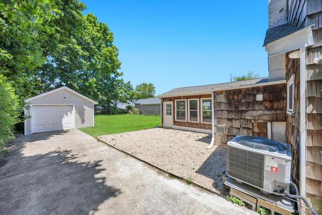 29 Pearsall Street, Babylon, NY 11702
