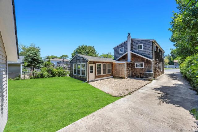 29 Pearsall Street, Babylon, NY 11702