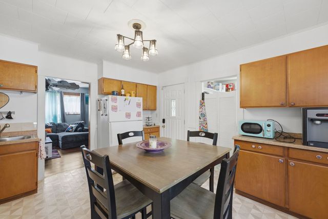 1030 W 15th Street, Davenport, IA 52804
