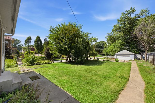 1030 W 15th Street, Davenport, IA 52804