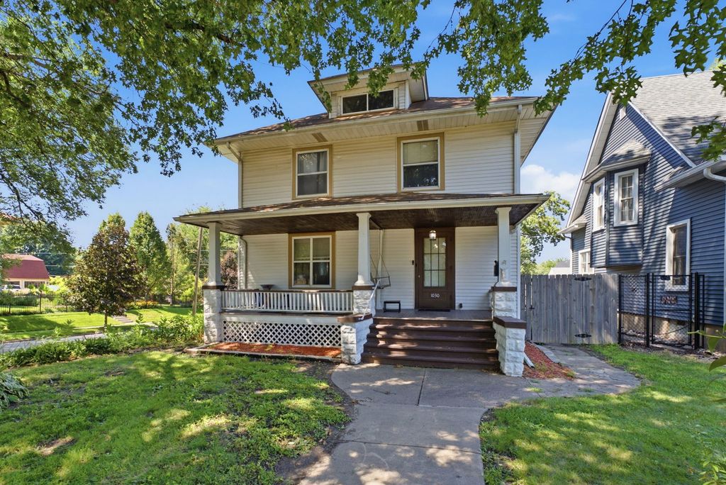 1030 W 15th Street, Davenport, IA 52804