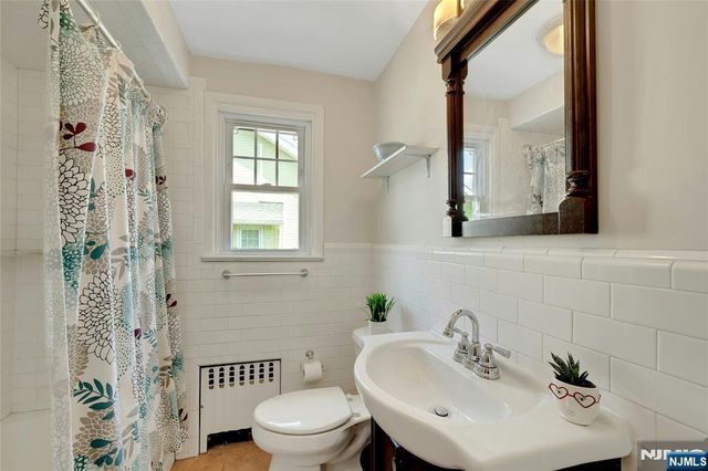 20 Florence Place, Elmwood Park, NJ 07407