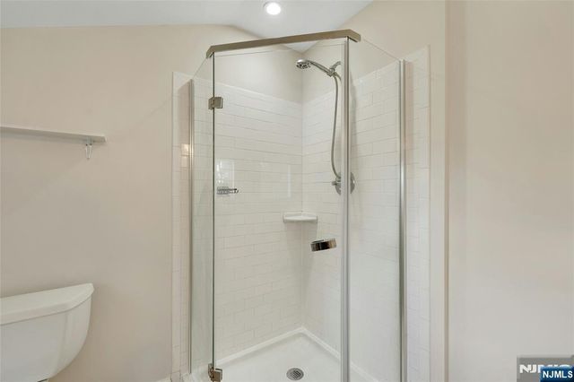 20 Florence Place, Elmwood Park, NJ 07407