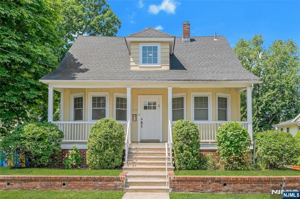 20 Florence Place, Elmwood Park, NJ 07407