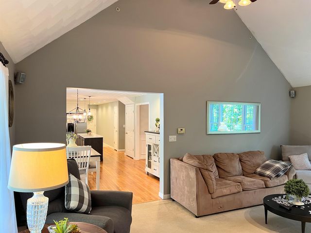 4 Felicia Drive, Newton, NH 03858