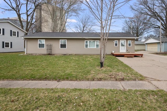 104 2nd St Court, Donahue, IA 52746