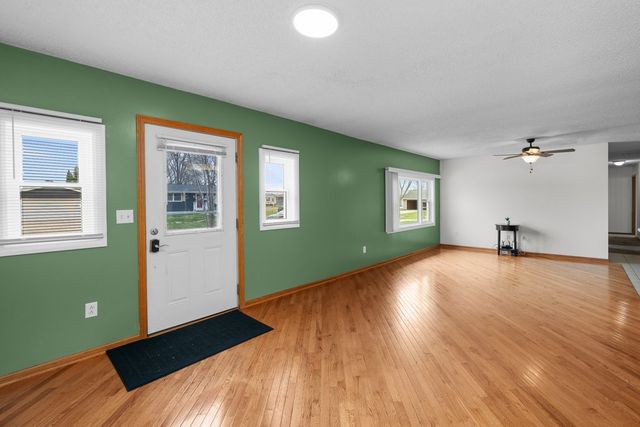 104 2nd St Court, Donahue, IA 52746