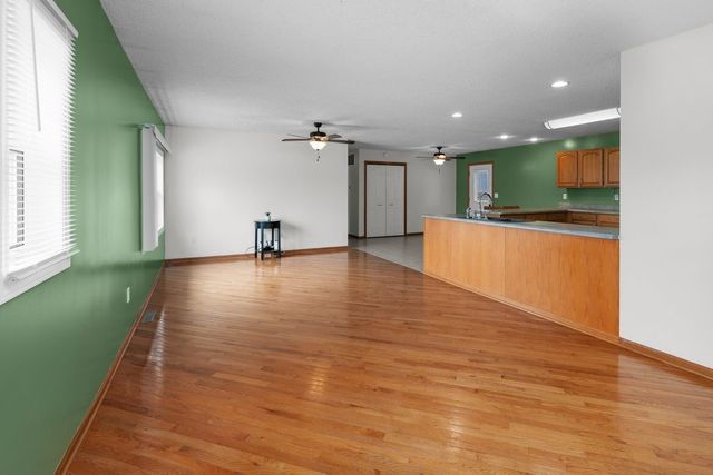 104 2nd St Court, Donahue, IA 52746