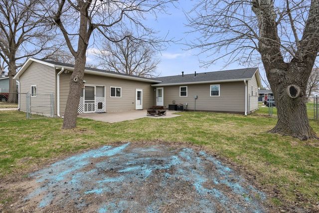 104 2nd St Court, Donahue, IA 52746
