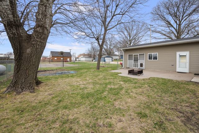 104 2nd St Court, Donahue, IA 52746