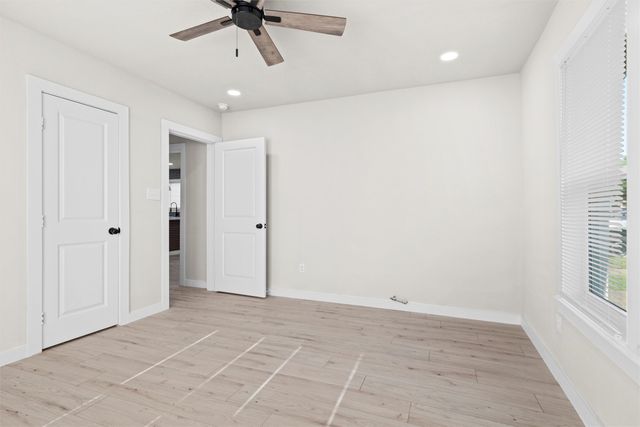 1300 E Baltimore Avenue, Fort Worth, TX 76104