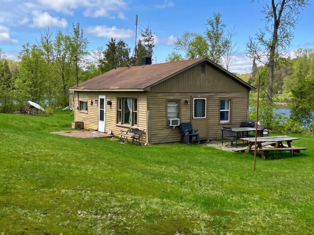 5641 Lakeside Drive, Gladwin, MI 48624
