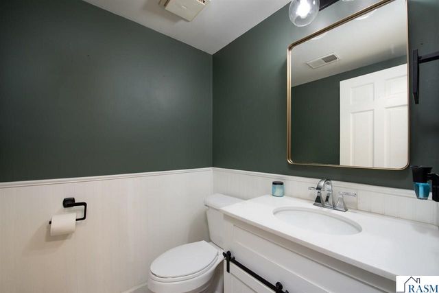 1037 Oak Terrace Drive, North Mankato, MN 56003