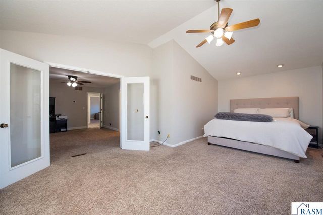 1037 Oak Terrace Drive, North Mankato, MN 56003