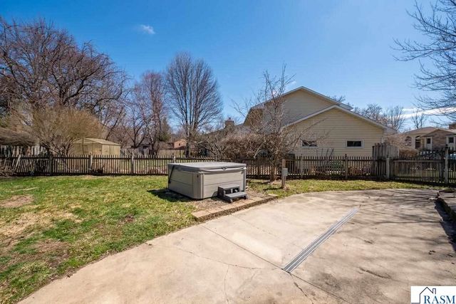 1037 Oak Terrace Drive, North Mankato, MN 56003