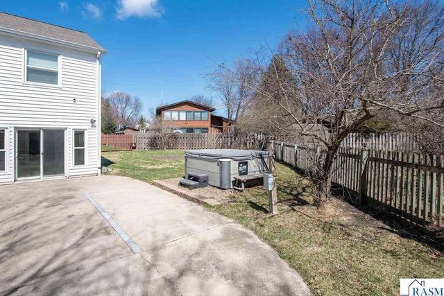 1037 Oak Terrace Drive, North Mankato, MN 56003