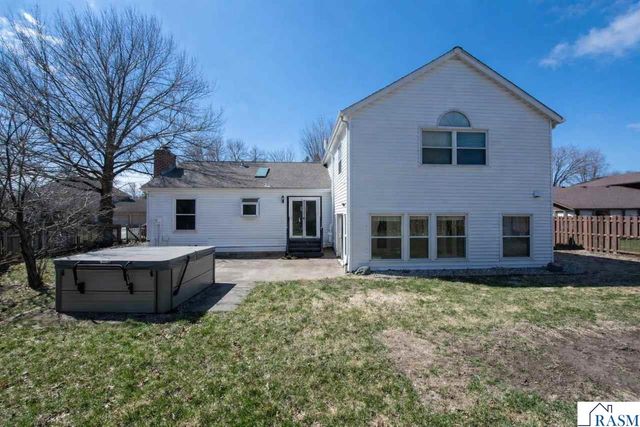 1037 Oak Terrace Drive, North Mankato, MN 56003