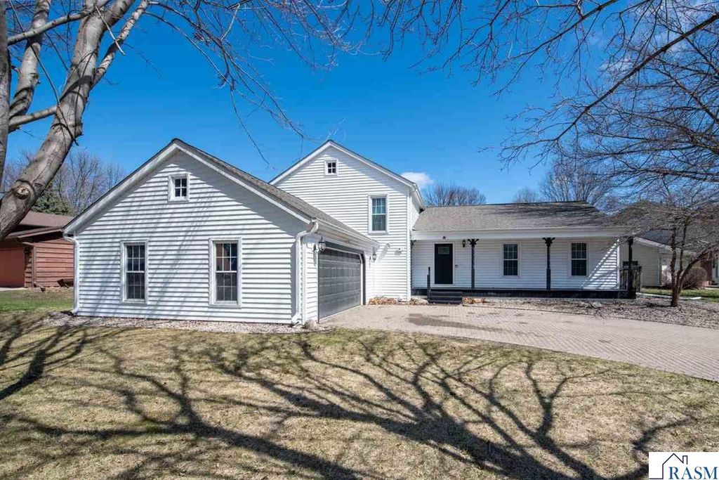 1037 Oak Terrace Drive, North Mankato, MN 56003