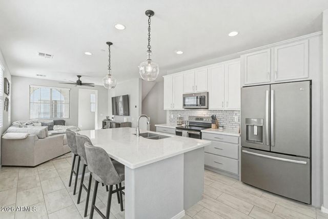 1677 E BRIDGEPORT Parkway, Gilbert, AZ 85295