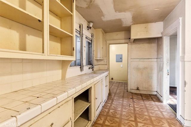 324 W 47th Place, Los Angeles, CA 90037