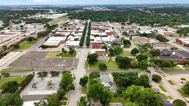 401 N Dallas Street, Ennis, TX 75119