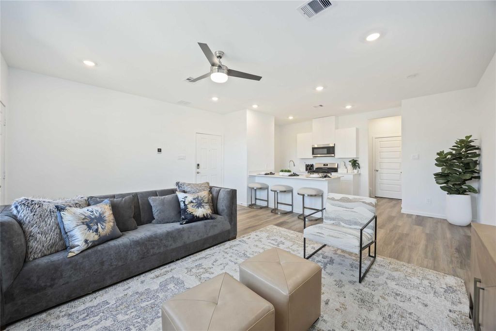 Image 8 of property listing at 5917 Manning Oaks Street, Houston, TX 77091