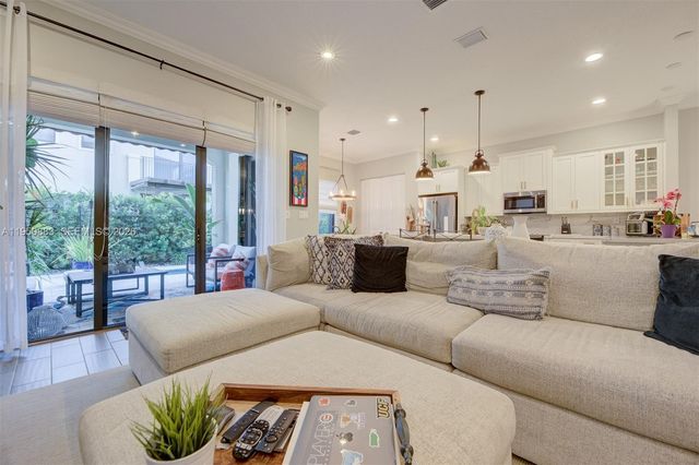 3338 W 97th Ter, Hialeah, FL 33018