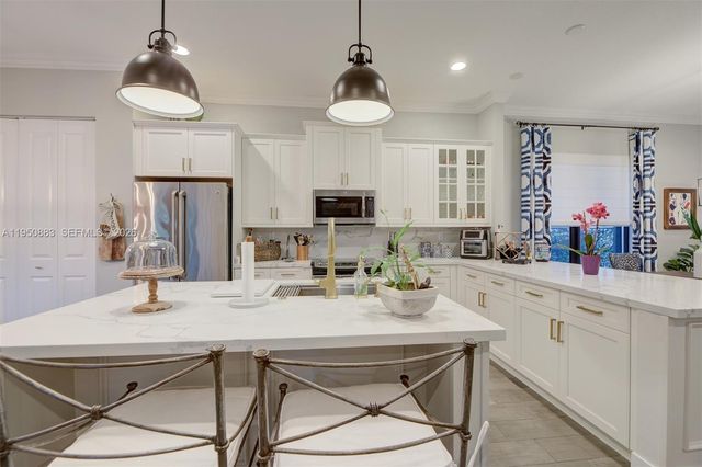 3338 W 97th Ter, Hialeah, FL 33018